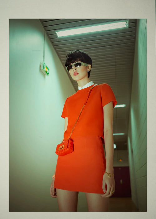 Robe rouge et petit sac, stylisme Catherine Hébert