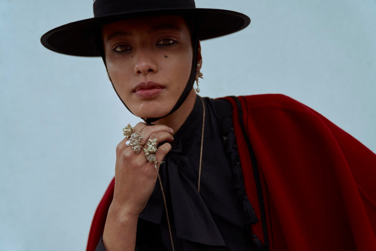 Chapeau noir et cape rouge, stylisme Catherine Hébert